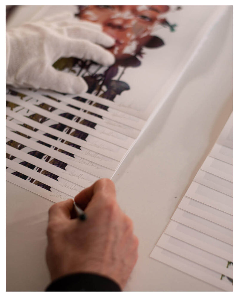 Sebastian Wandl bringt limitierte Prints ebenfalls in seinen Mini Print Serien auf den Markt. Zu sehen ist eines seiner typischen Frauenporträts, dieses stammt aus seiner 2020 Reihe Natures View. Wandl ist vor allem für seinen Realismus bekannt. Hier sieht man wie Sebastian seine Werke, die Mini Prints handsigniert. 