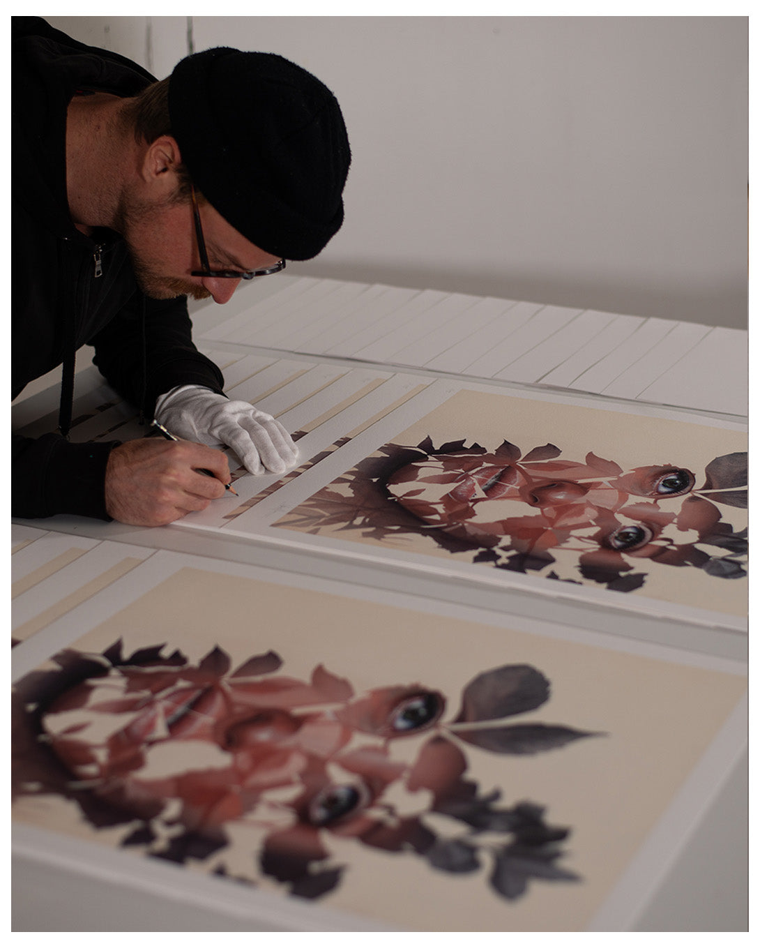 Wandal Art signiert seine Frauenporträt Reihe Natures View per Hand, entstanden 2020 in München. Sebastian zählt zu den großen Künstlern aus Deutschland unserer Zeit.
